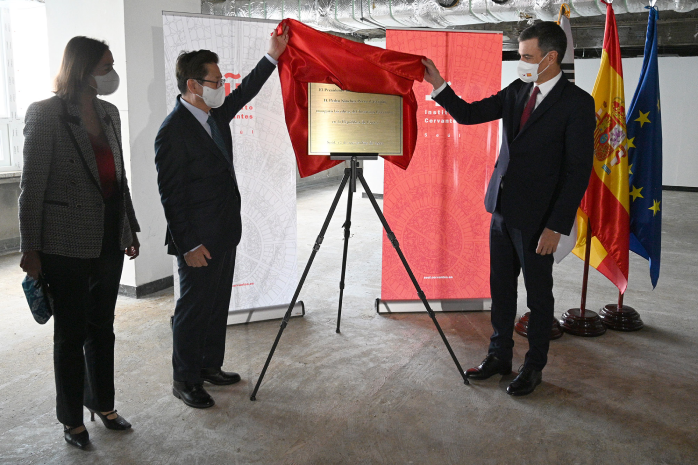 El presidente del Gobierno, Pedro Sánchez, descubre una placa conmemorativa tras visitar las futuras instalaciones del Instituto Cervantes en Seúl