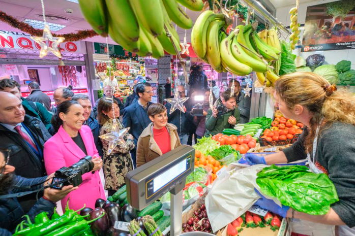  La ministra Isabel Rodríguez visita el mercado municipal de Ciudad Real  La ministra de Política Territorial y portavoz del Gobierno, Isabel Rodríguez, durante su visita al mercado municipal de Ciudad Real