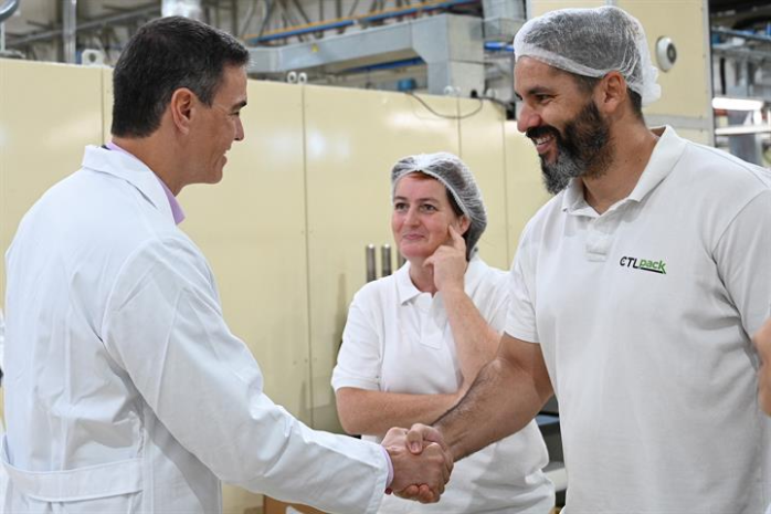 El presidente del Gobierno, Pedro Sánchez, saluda a trabajadores de la empresa CTLpack