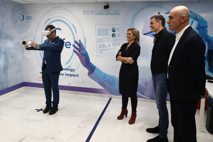 El presidente del Gobierno, Pedro Sánchez, durante su visita en Sevilla la empresa andaluza de innovación tecnológica Skylife, especializada en ingeniería aeroespacial