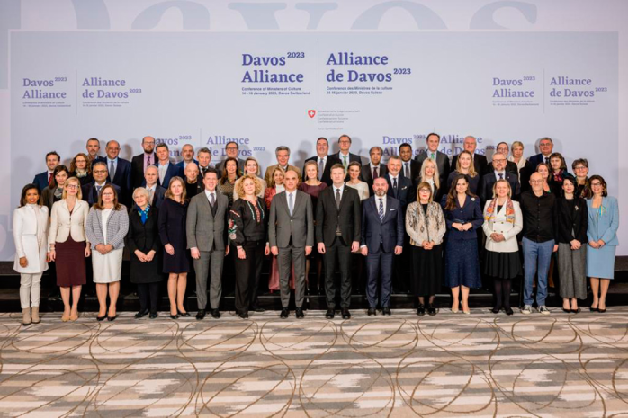Foto de familia de los participantes en la Alianza de Davos 2023 