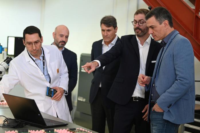 El presidente del Gobierno, Pedro Sánchez, visita las instalaciones de la empresa Clue Technologies, en Málaga