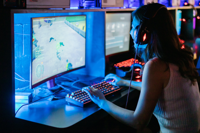 una chica jugando videojuegos