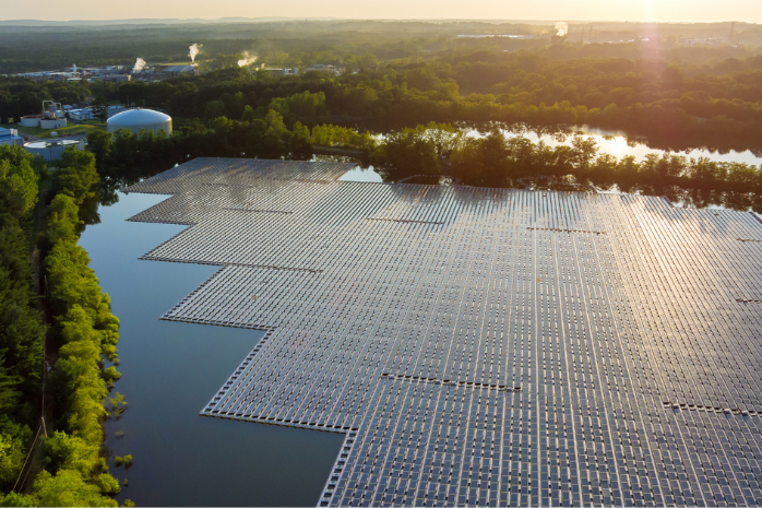 placas solares sobre un lago