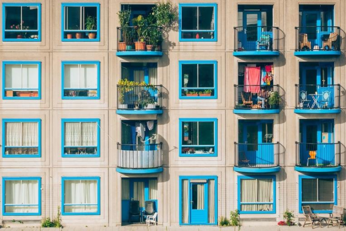 Fachada de un edificio de apartamentos con el marco de las ventanas azul