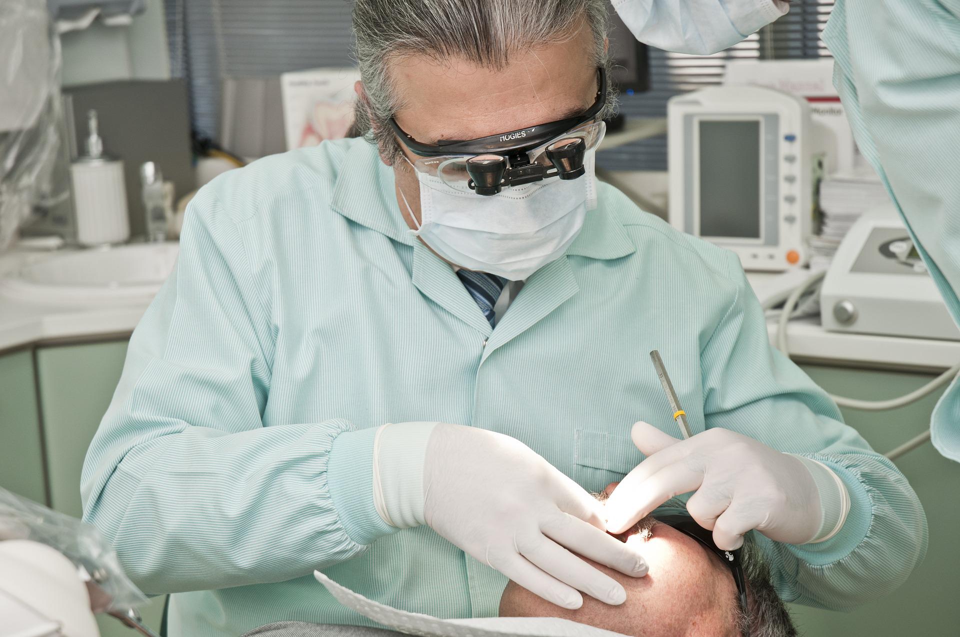 Dentista atendiendo a un paciente en la consulta