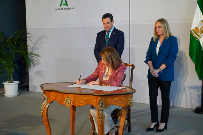 La ministra de Transportes, Movilidad y Agenda Urbana, Raquel Sánchez, en la firma del convenio con la Junta de Andalucía para construir viviendas en alquiler social 