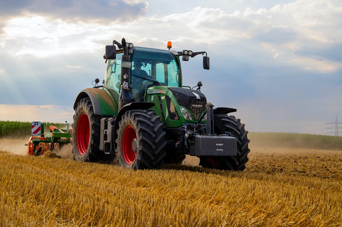 Un tractor en un campo de trigo