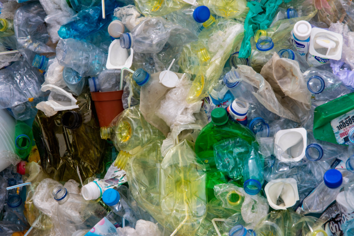 Botellas y otros envases de plástico amontonados