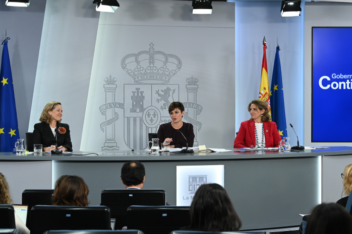 La portavoz del Gobierno, Isabel Rodríguez, junto a la vicepresidenta primera, Nadia Calviño, y la vicepresidenta tercera, Teresa Ribera, en la rueda de prensa tras el Consejo de Ministros