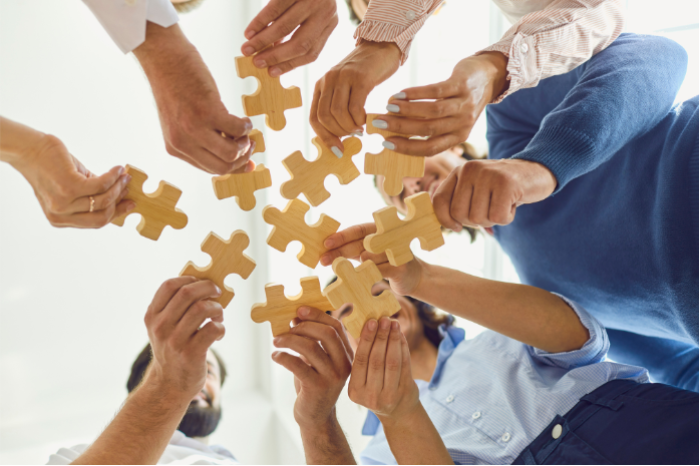 manos con piezas de puzzle