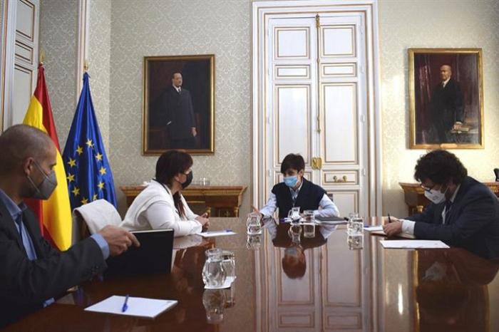 La ministra de Pol&iacute;tica Territorial, Isabel Rodr&iacute;guez, en la reuni&oacute;n con representantes sindicales