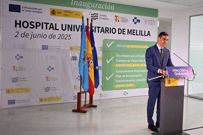El presidente del Gobierno, Pedro Sánchez, durante su comparecencia antes los medios de comunicación tras visitar el hospital