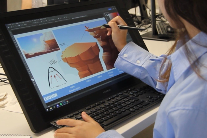 Una animadora trabajando en una tablet