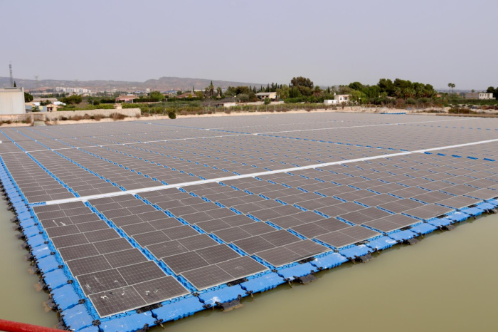 Balsa de placas fotovoltaicas