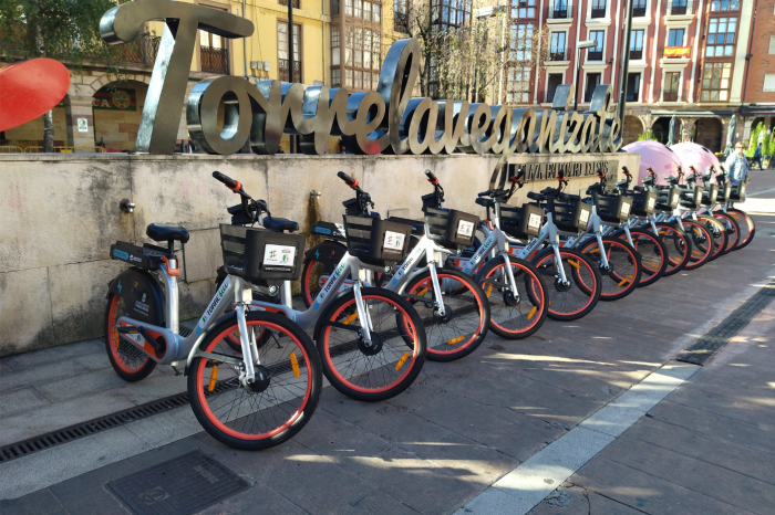 bicicletas aparcadas en un parking