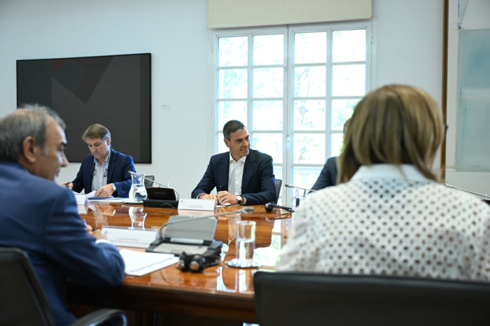 El presidente del Gobierno, Pedro Sánchez, conversa con representantes de la Confederación Empresarial Española de la Economía Social (CEPES).