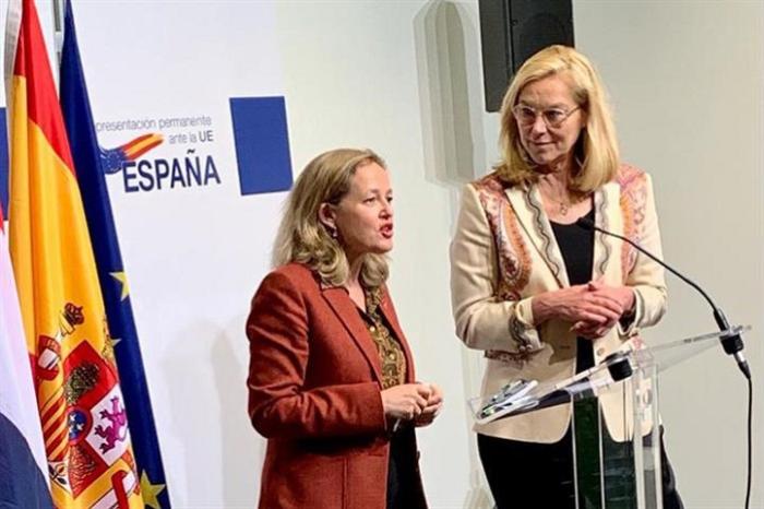 La vicepresidenta Nadia Calvi&ntilde;o y la ministra de Finanzas de Pa&iacute;ses Bajos, Sidrid Kaag, en una rueda de prensa conjunta