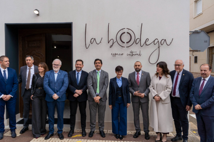 Foto de familia en la inauguraci&oacute;n del Espacio Cultural &ldquo;La Bodega&rdquo;.