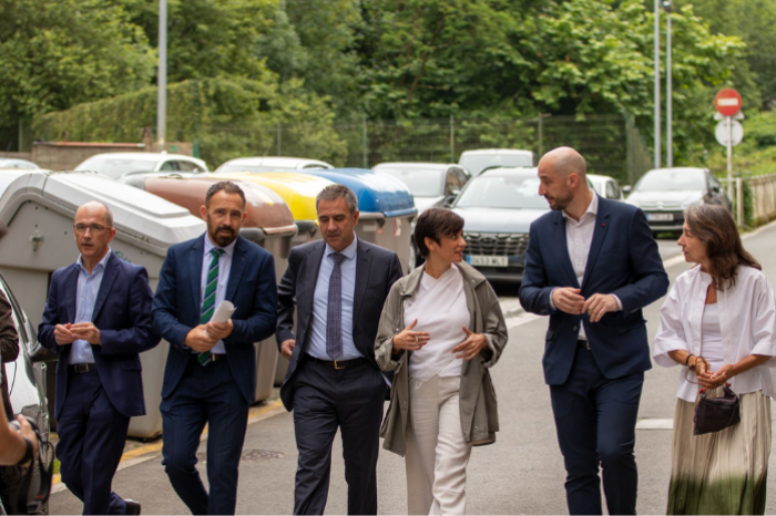 La ministra de Vivienda y Agenda Urbana, Isabel Rodr&iacute;guez en el barrio de Txonta, en Eibar (Gipuzkoa)