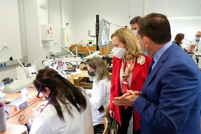 La ministra de Asuntos Econ&oacute;micos y Transformaci&oacute;n Digital, Nadia Calvi&ntilde;o, visita un centro de formaci&oacute;n profesional en C&oacute;rdoba