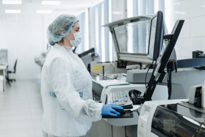 Una profesional de la salud operando instrumental m&eacute;dico de alta tecnolog&iacute;a
