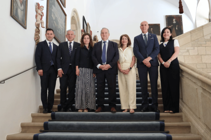 Foto de familia en la escalinata del Parador de León.