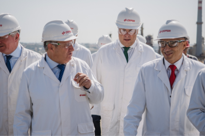 El ministro de Industria y Turismo,&nbsp;Jordi Hereu en el Parque Energ&eacute;tico de San Roque (C&aacute;diz) de Cepsa
