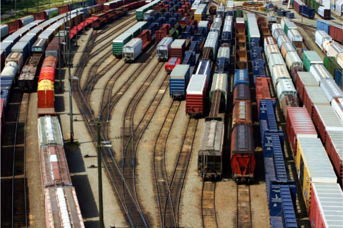 vagones de mercanc&iacute;as en var&iacute;as v&iacute;as de tren