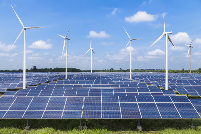 Paneles solares y molinos de viento.