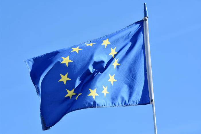 Bandera de Europa ondeando.