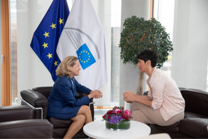 La ministra de Inclusión, Seguridad Social y Migraciones, Elma Saiz, y la presidenta del Banco Europeo de Inversiones, Nadia Calviño