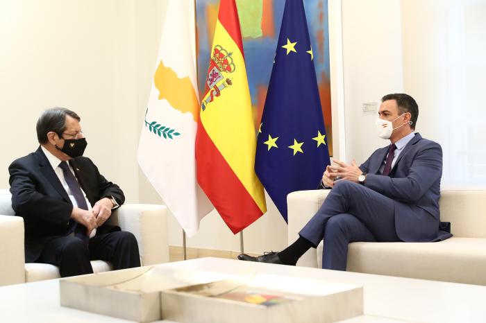 El presidente del Gobierno, Pedro S&aacute;nchez, con el presidente de la Rep&uacute;blica de Chipre, Nicos Anastasiades