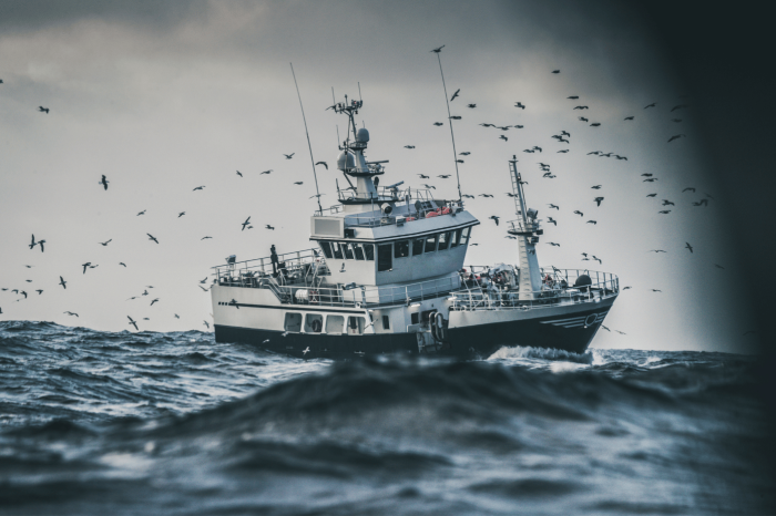 Barco de pesca en alta mar.