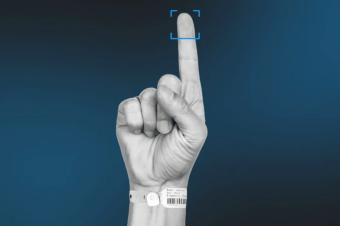 Mano mostrando la huella digital del dedo índice.