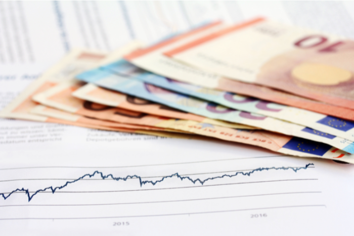 billetes de euro sobre una gr&aacute;fica de inversi&oacute;n 