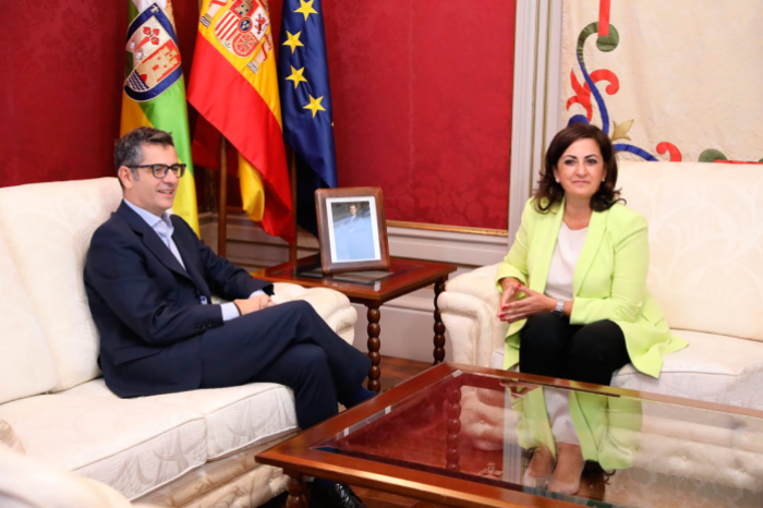 El ministro de la Presidencia, Relaciones con las Cortes y Memoria Democr&aacute;tica, F&eacute;lix Bola&ntilde;os, y la presidenta del Gobierno de La Rioja, Concha Andreu, en el marco de su visita institucional