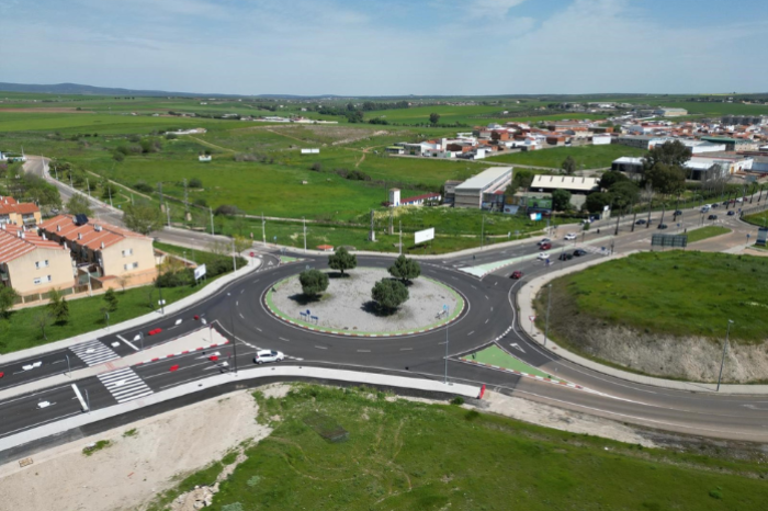 Rotonda del acceso norte a Mérida por la N-630.