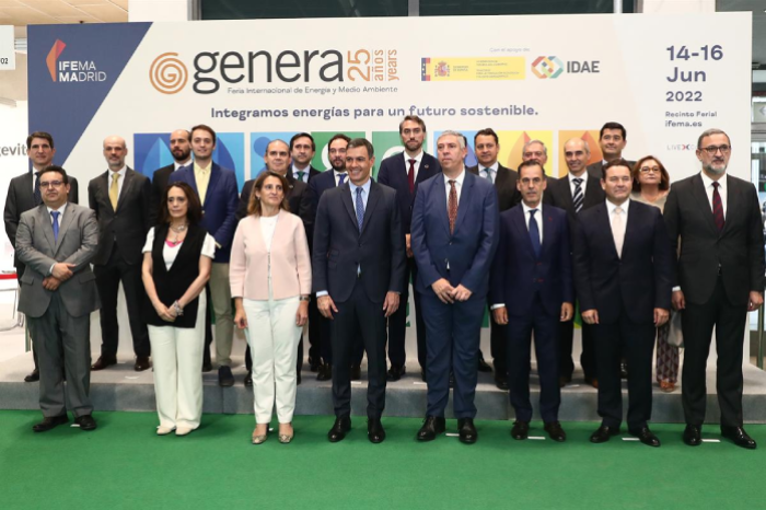 El presidente del Gobierno y la vicepresidenta tercera, con el Comit&eacute; organizador de la Feria GENERA 2022