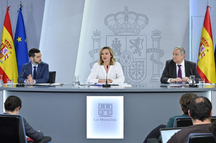 15/04/2025. Rueda de prensa tras el Consejo de Ministros: Pablo Bustinduy, Pilar Alegría y Jordi Hereu. El ministro de Derechos Sociales, Co...Descargar El ministro de Derechos Sociales, Consumo y Agenda 2030, Pablo Bustinduy, junto a la ministra de Educación, Formación Profesional y Deportes, Pilar Alegría y el ministro de Industria y Turismo, Jordi Hereu, explican los acuerdos adoptados por el Ejecutivo.