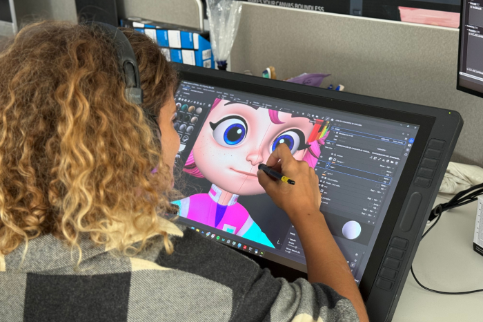 una animadora trabajando en una tablet