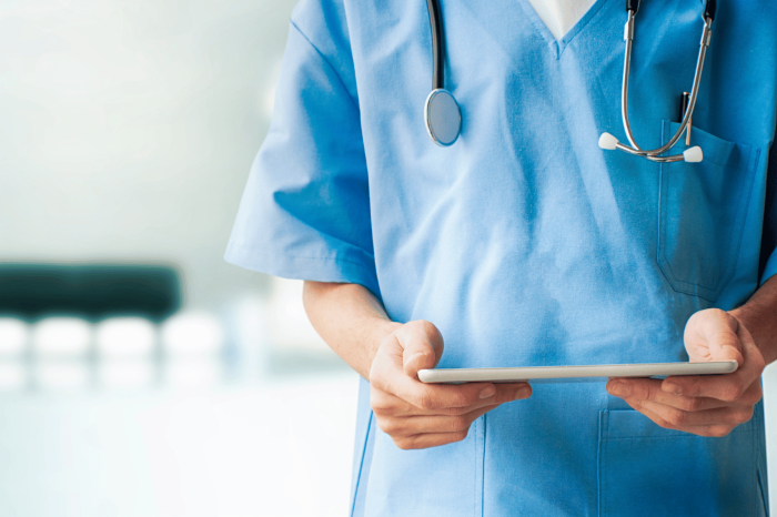 Médico con un ipad en las manos y un fonendoscopio en el cuello.