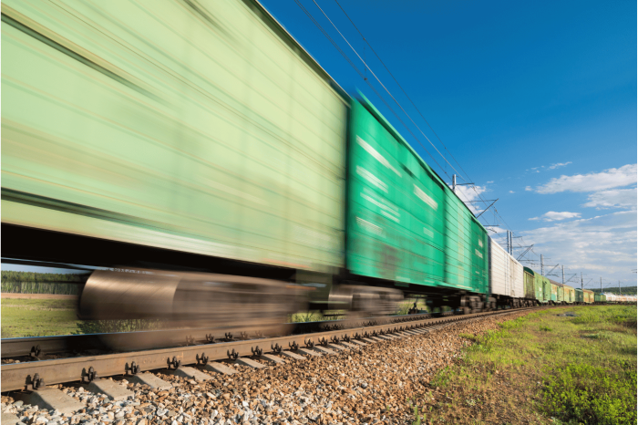 Vagones de un tren en marcha.