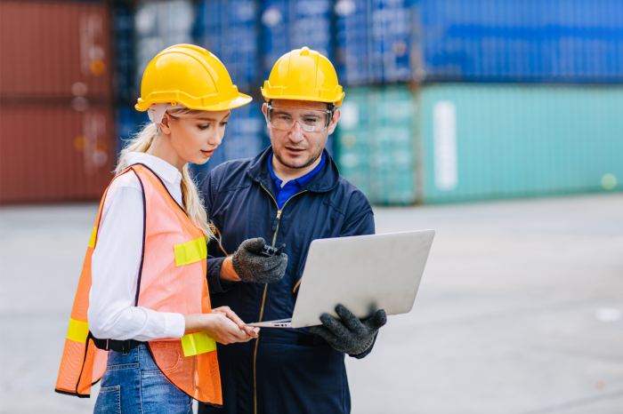 operarios en un puerto