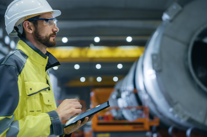 Un operario en una fábrica