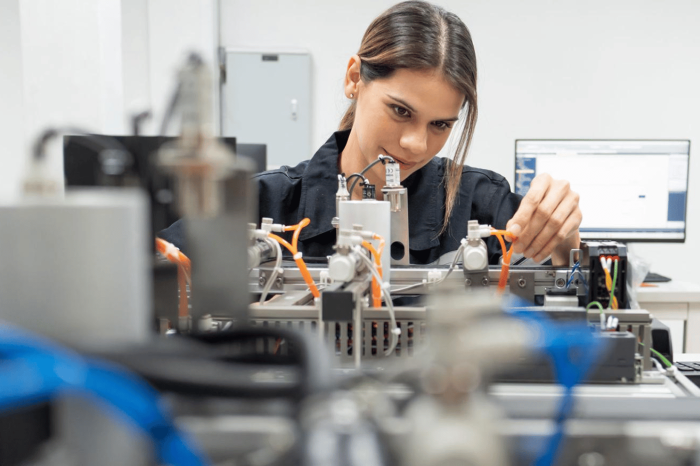 Investigadora trabajando con un circuito.