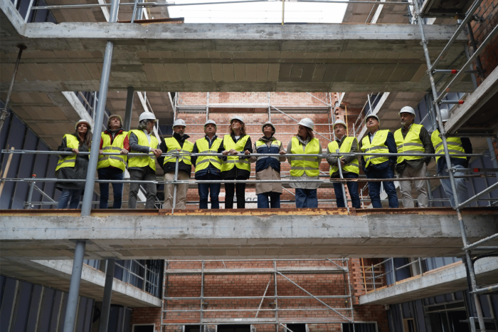 La ministra de Vivienda, Isabel Rodríguez, visita Palencia para verificar el progreso de viviendas financiadas con fondos europeos.