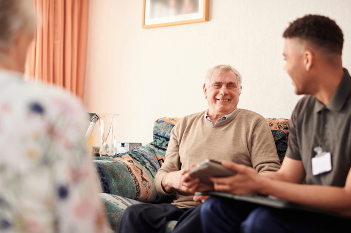 Un asistente social realiza una visita.