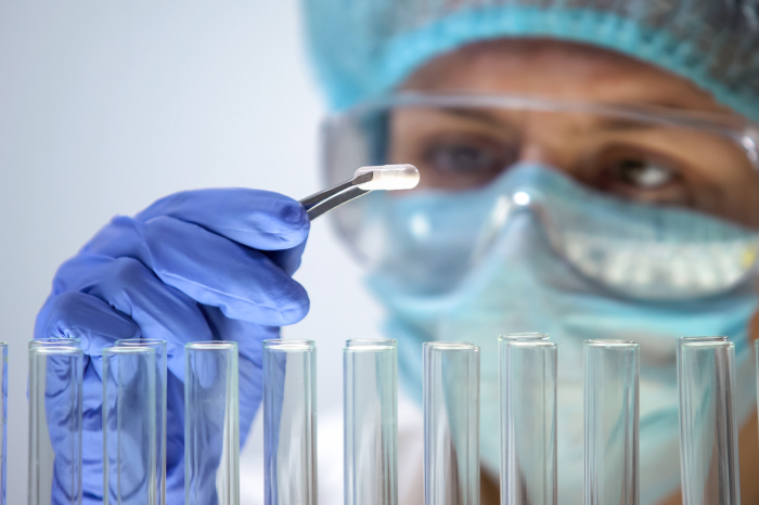 Una investigadora en un laboratorio