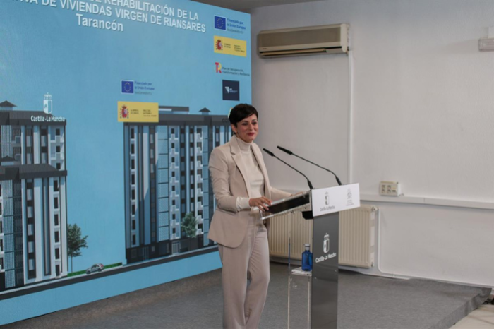 Isabel Rodríguez visita las obras de rehabilitación energética de una cooperativa de viviendas en Tarancón
